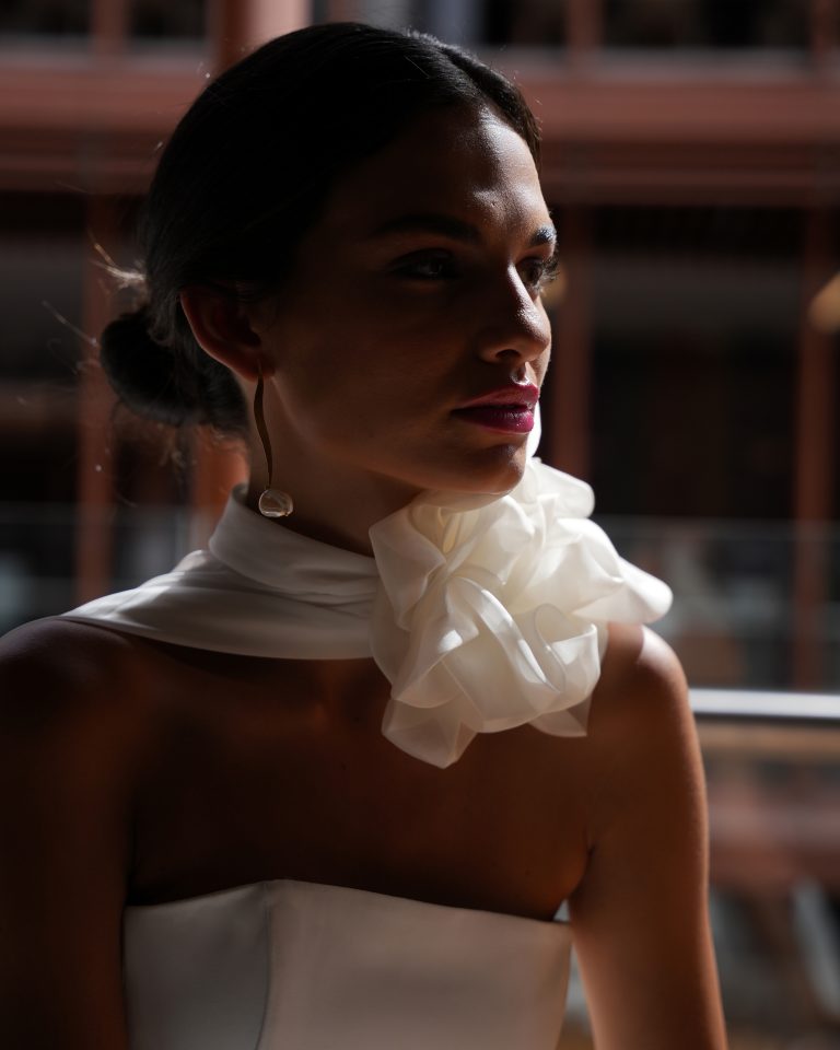 Descubre los vestidos de novia a medida de Franc Sarabia, diseñados artesanalmente para reflejar tu esencia en el día más especial de tu vida.